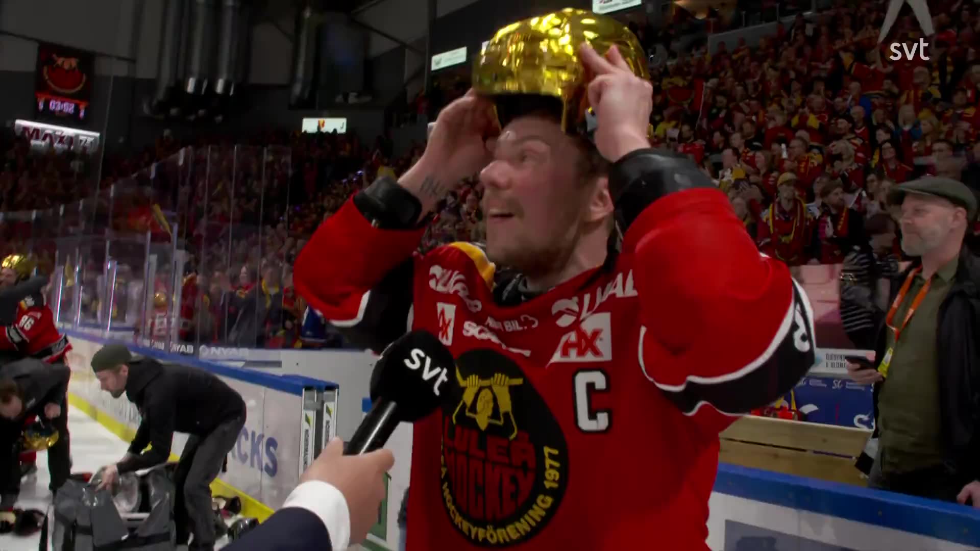Kaptenen knäpper en öl direkt: ”Äntligen”